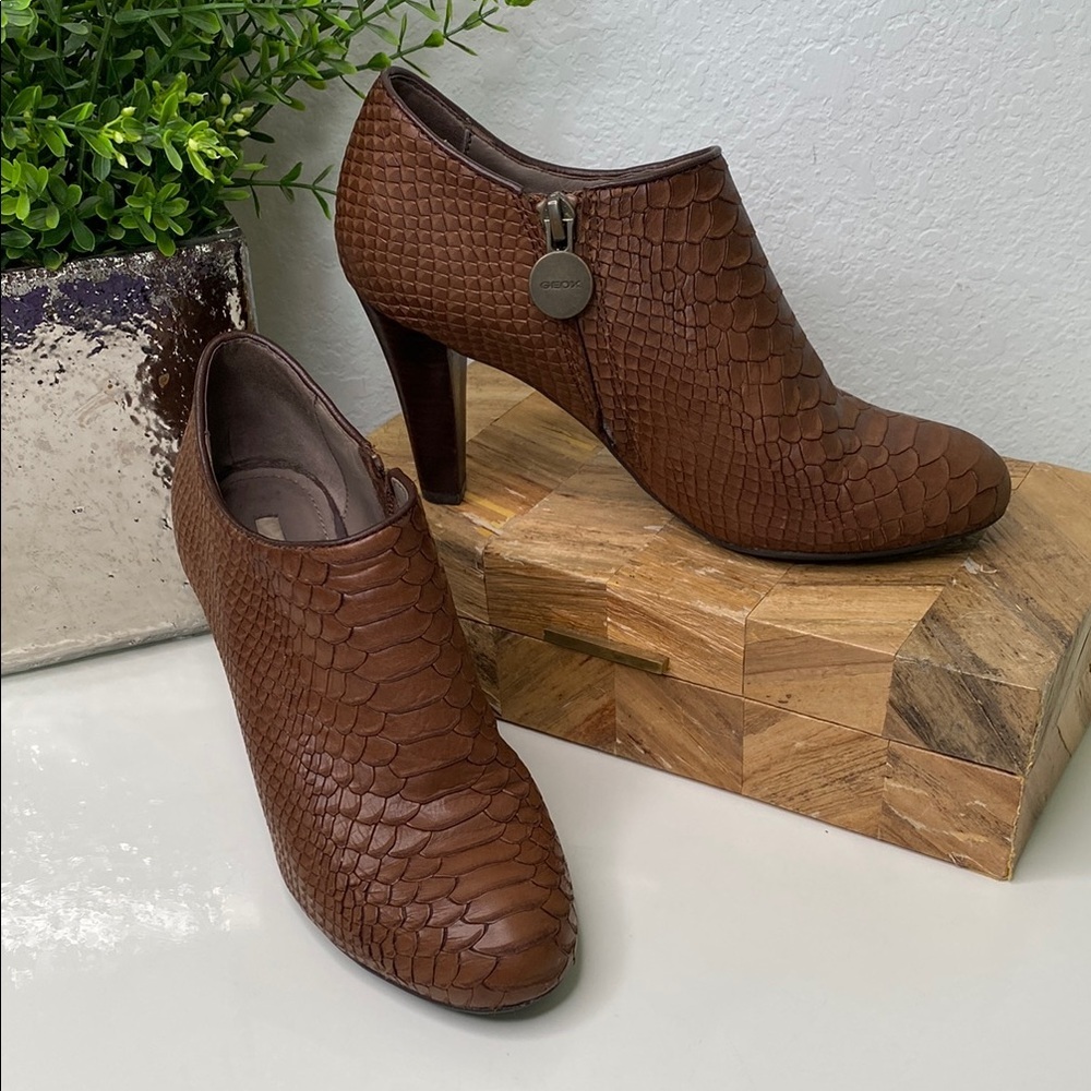 Geox Respira Brown Textured Leather Heeled Side Zip Bootie Size 36.5‎ EU